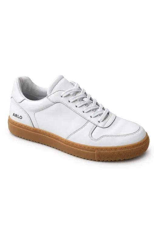 Derselbe Sneaker, fotografiert in einem sauberen weißen Studio.