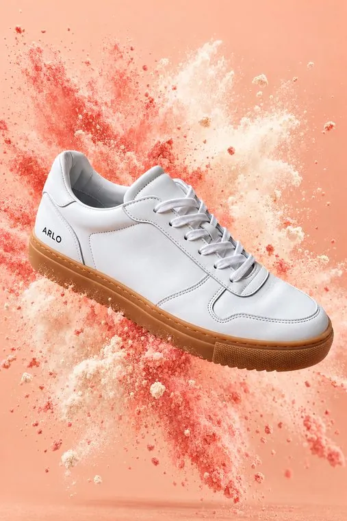 Derselbe Sneaker in einer Wolke aus farbigem Pulver.